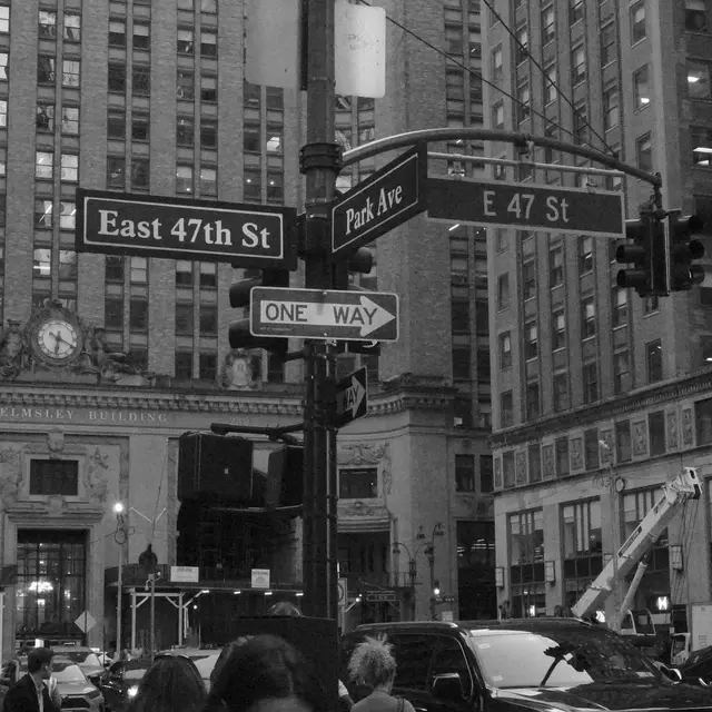 Park Ave and East 47th St signs, Helmsley Building behind