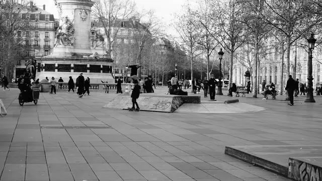 The skate spot below the Republic monument, ramps and crowd