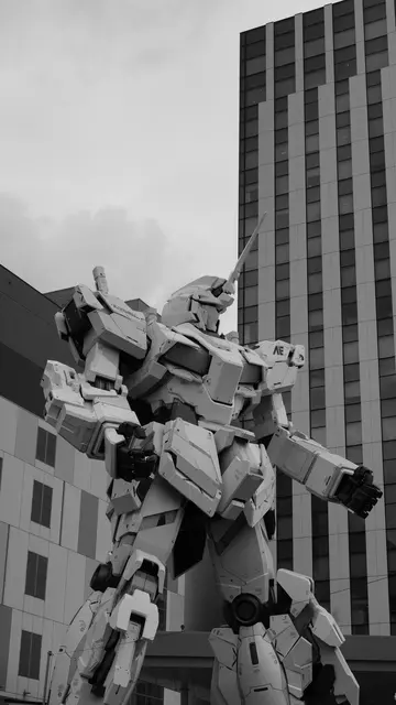 Unicorn Gundam standing guard in Odaiba